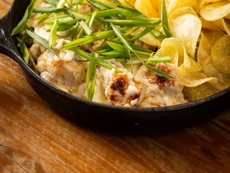 Frango com catupiry gratinado na panela de ferro, com batata chips e cebolinha