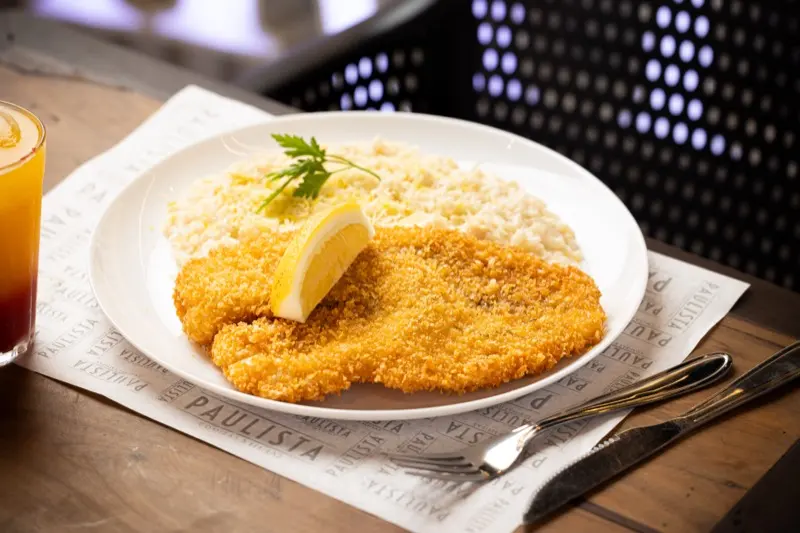 Prato servido no almoço do Família Paulista: filé à milanesa com arroz e um gomo de limão por cima.