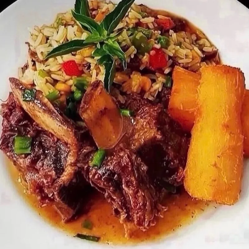 Prato do dia servido no almoço do Família Paulista: costela bovina no caldo com mandioca frita e arroz temperado com pimentão, cenoura e ervilha.